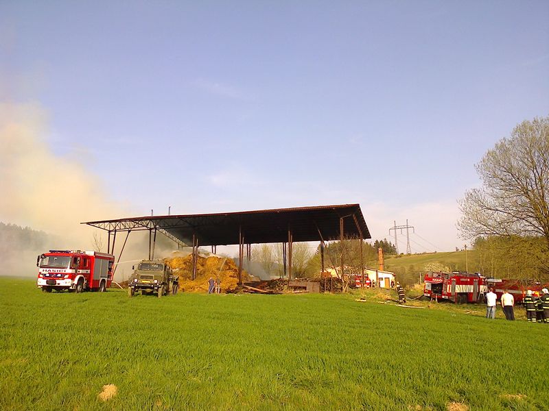 Požár balíků slámy ve Vlčetíně